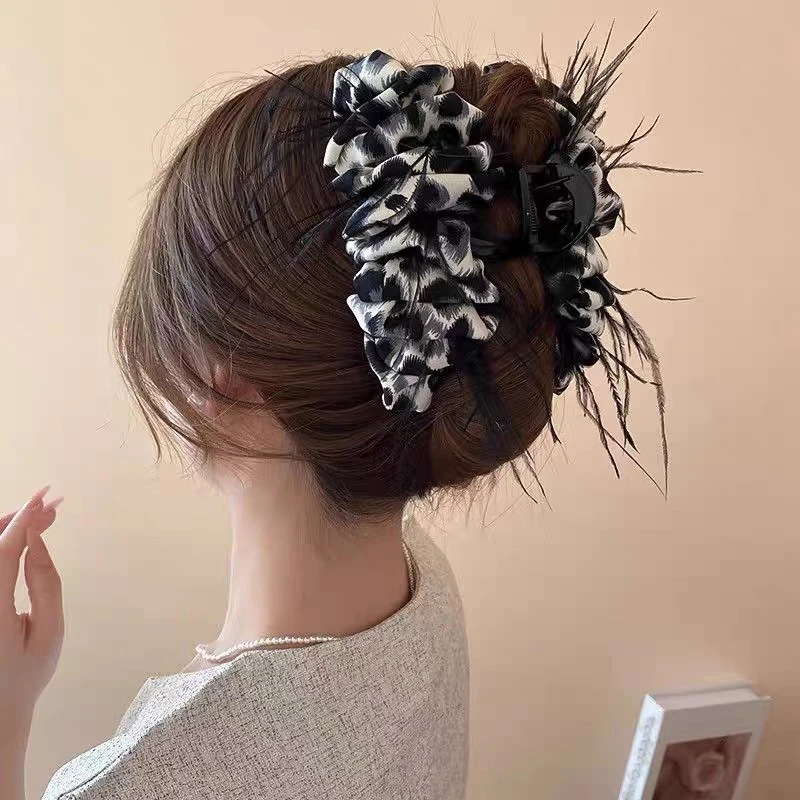 15CM Large Pleated Leopard Print Hair Claw Clip Hair Crabs Women Temperament Hairpin Barrette Party Ponytail Hair Claw Korean