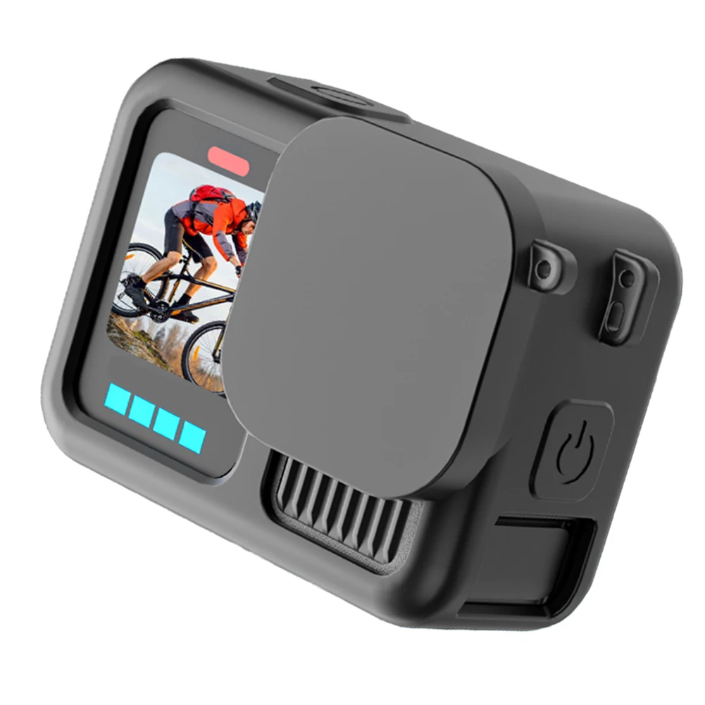Coque silicone GoPro 13 avec lanière en main, prête à être fixée sur un support magnétique