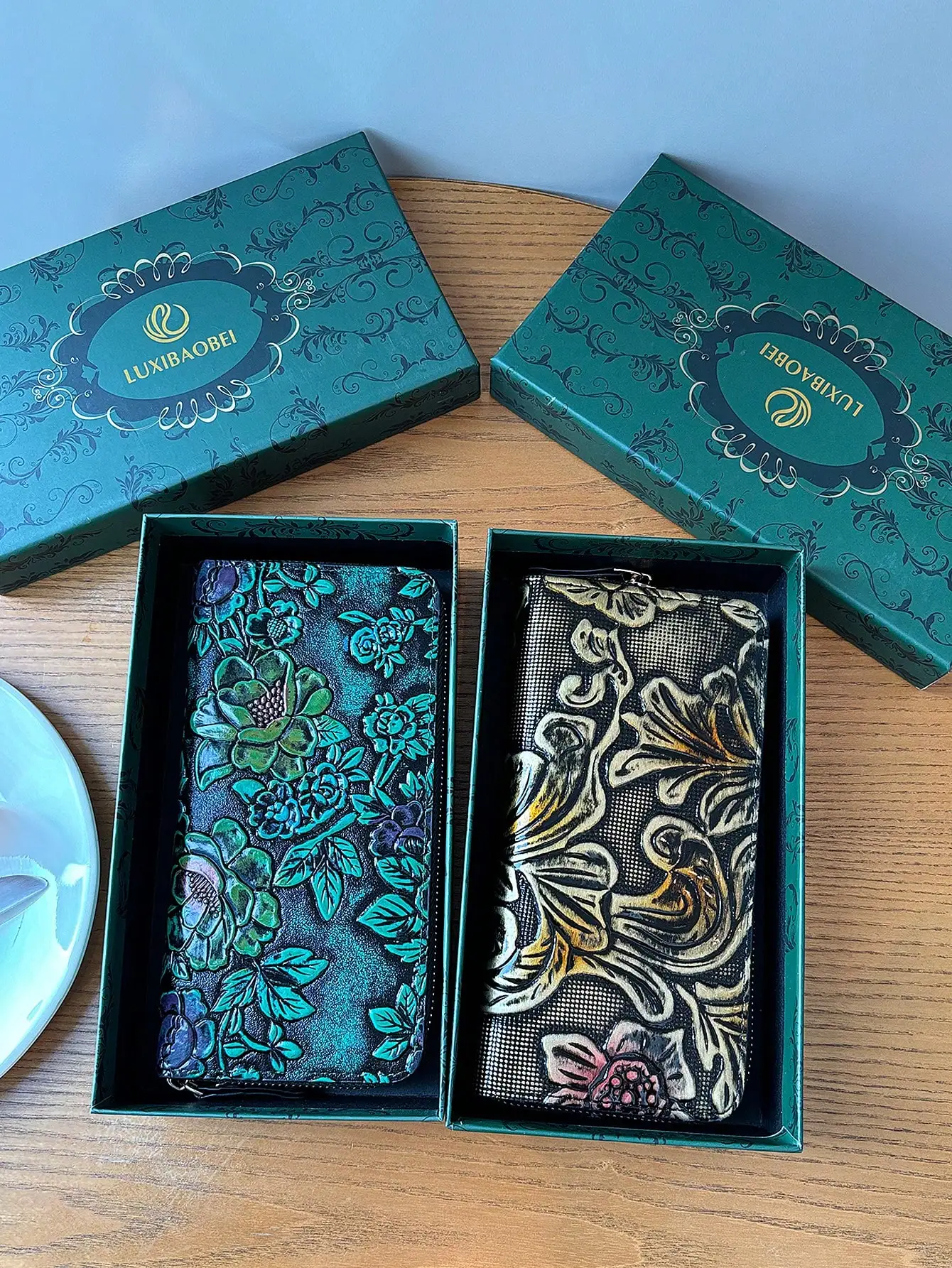 High-end retro carved long women's wallet, fashionable and elegant leather carved flower wallet clutch, can hold mobile phone, m