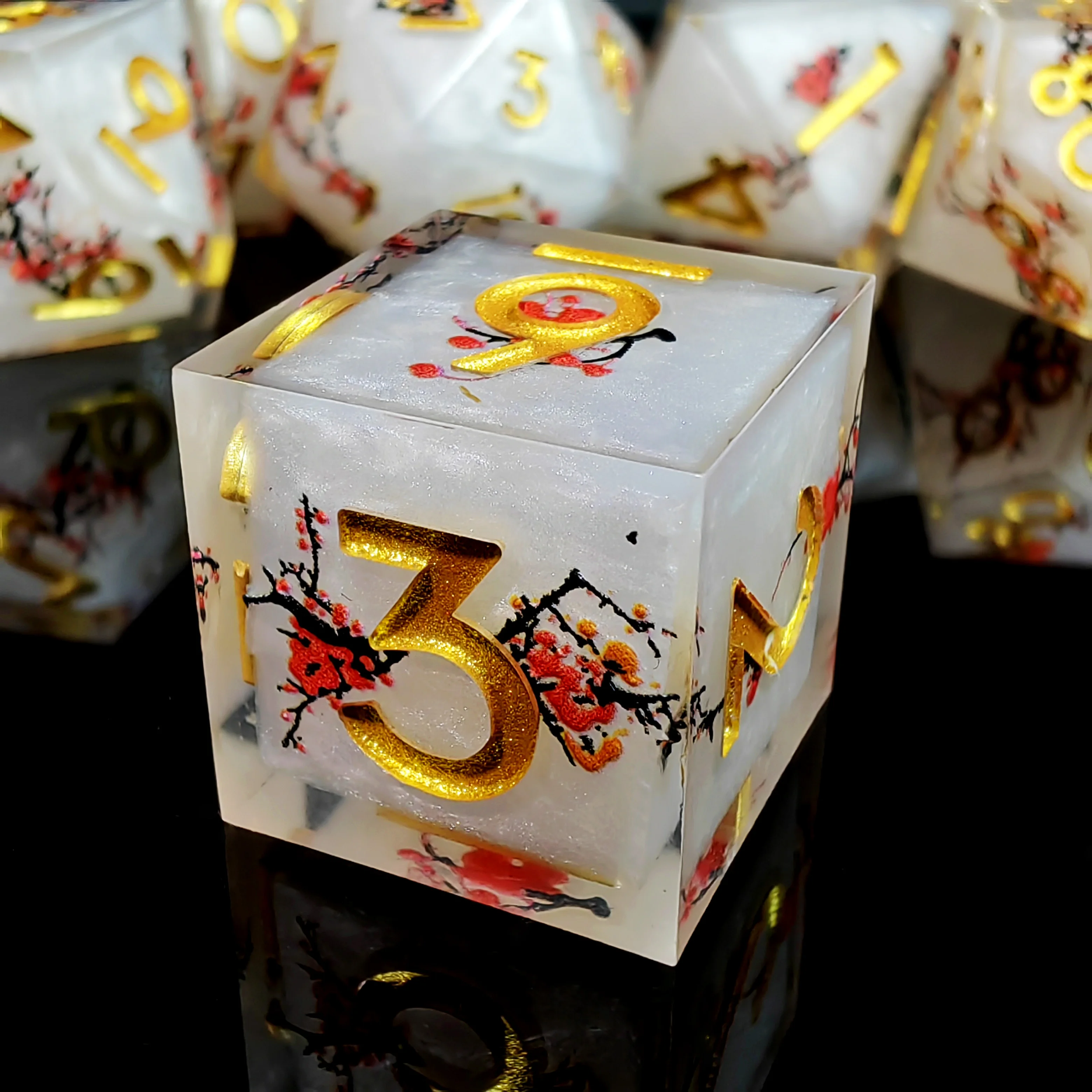 7-Piece Resin DnD Dice Set White Base with Gold Numbers Handmade Polyhedral Dice for Dungeons & Dragons RPG and Tabletop Game
