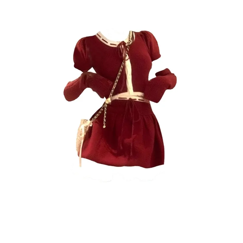 

Женский трикотажный кардиган на завязках и облегающая юбка контрастных цветов