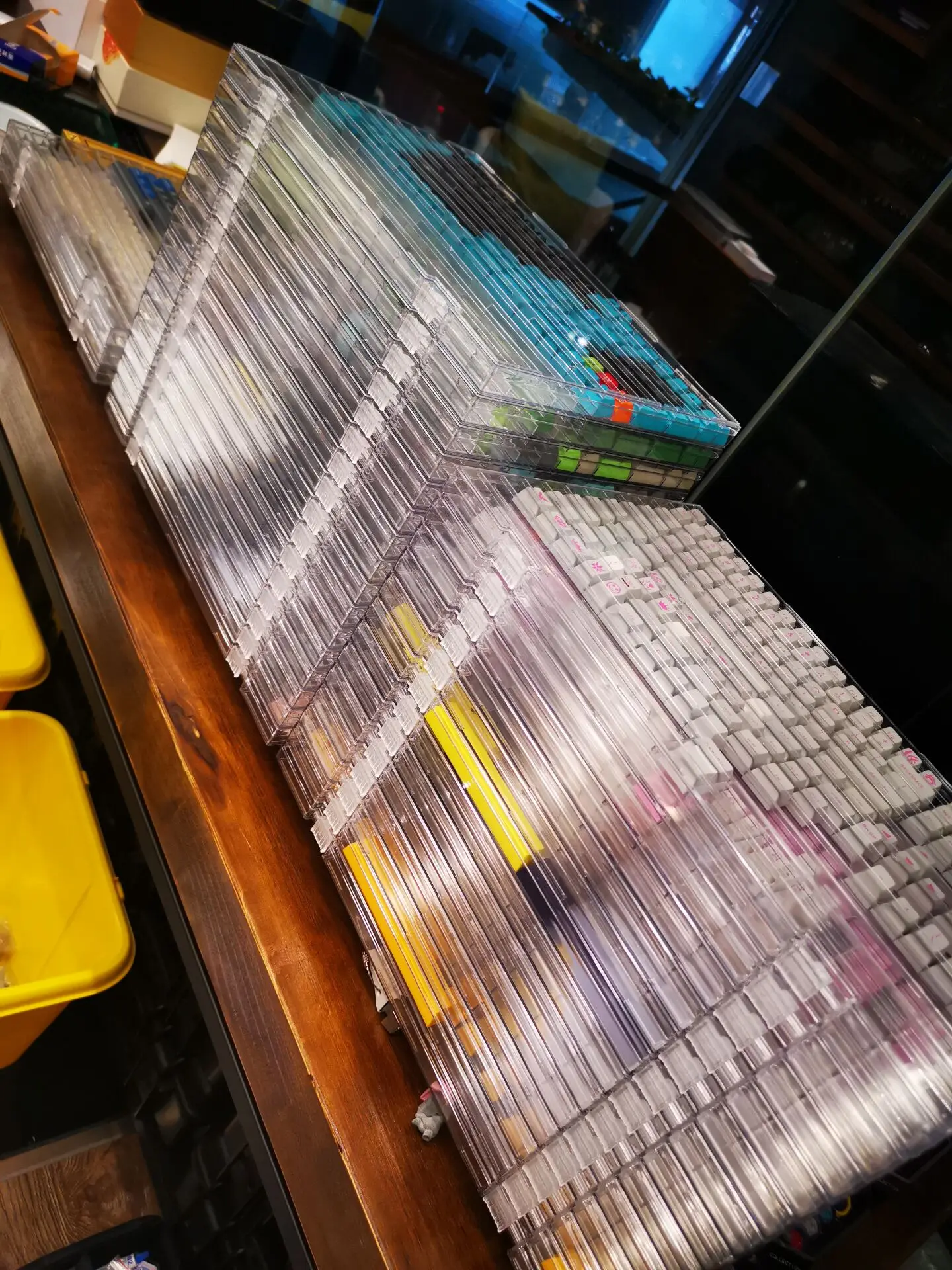 Keycaps organizando a bandeja de armazenamento do