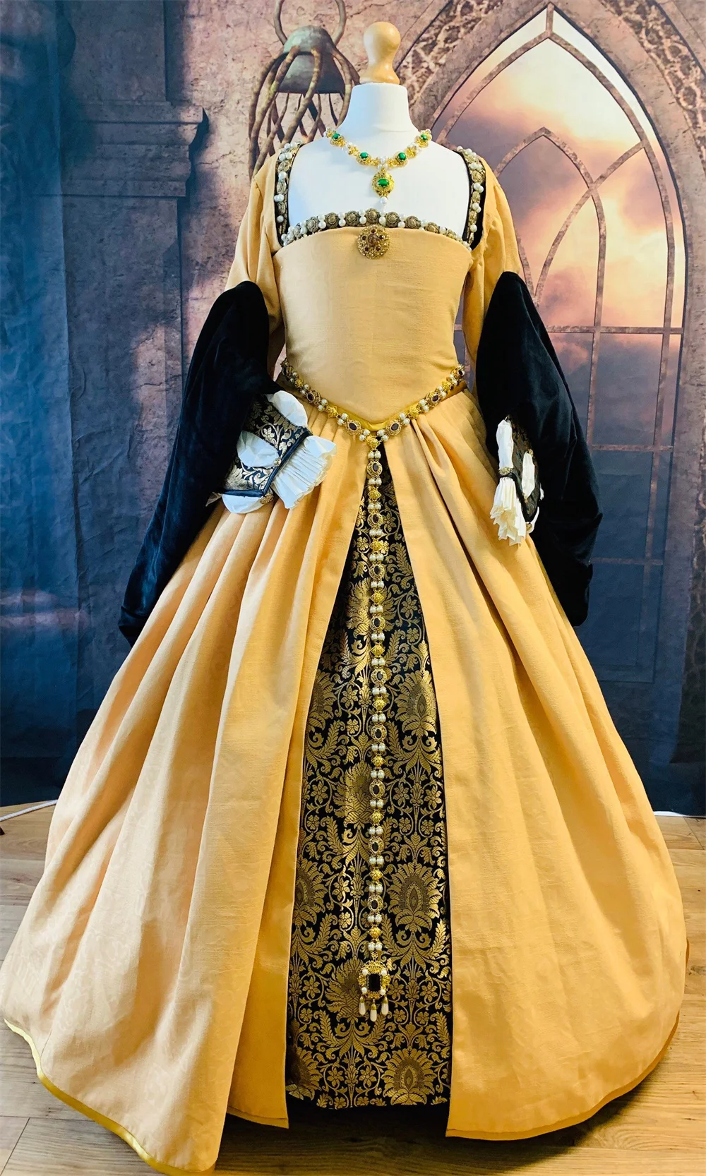 

Queen Anne Boleyn Style Yellow Dress Renaissance Faire Dress Tudor Period Dress Medieval Tudor Court Cosplay Costume Ball Gown