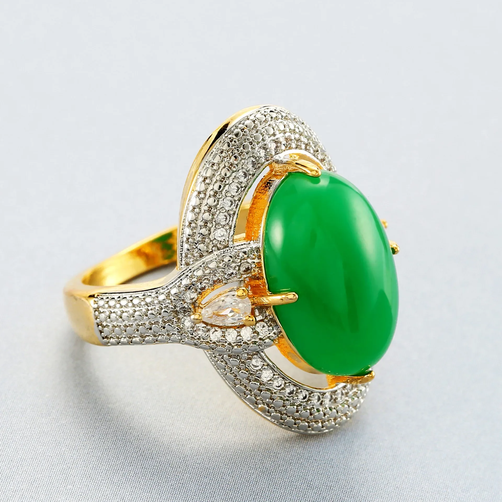 Luxury Ladies Fashion Inlaid Green Ring Hollow Oval Female Ring Temperament Casual Party Engagement finger ring wedding rings ring set