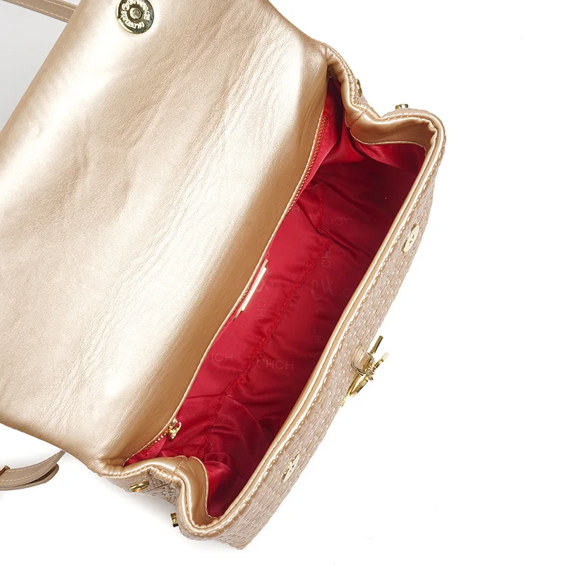 حقيبة كروس أنيقة وخفيفة الوزن للسيدات من CH، تتميز...