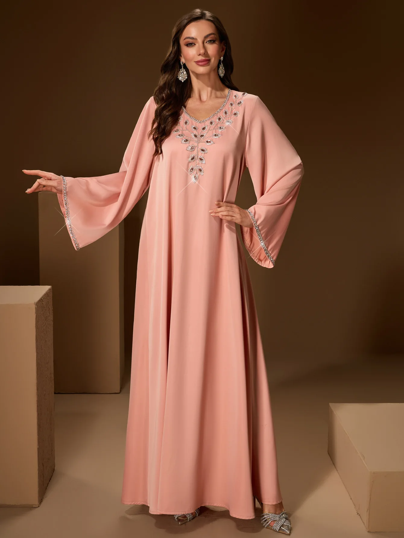 جلابية وردي خوخي بتطريز ناعم