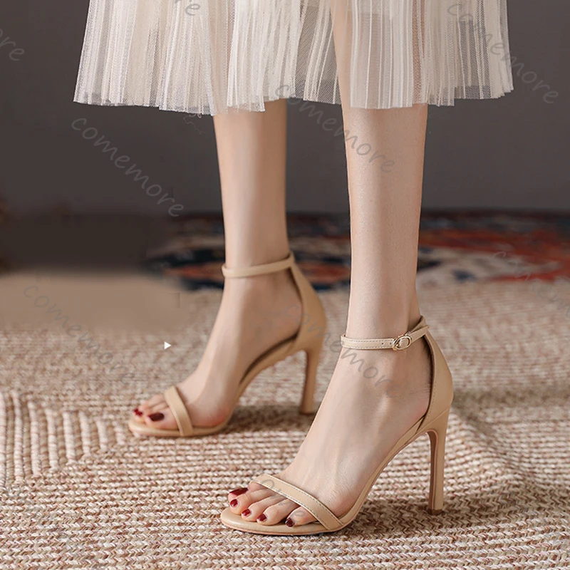 Piede Scarpa Col Tacco E Aperta Sul Tallone Comemore Sandali Col