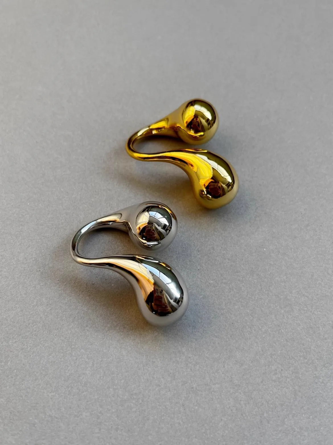 Elegantes anillos abiertos de latón con doble gota de agua para mujer - Vestes Novas