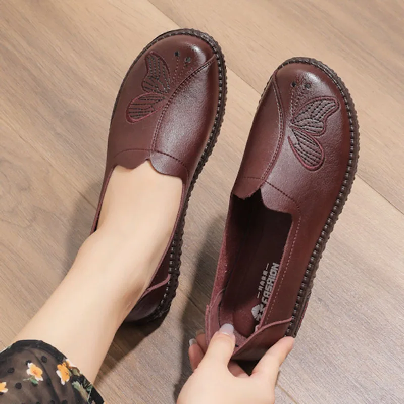 Spring Autumn New Genuine Leather Breathable Women Flat Shoes Woman Soft Casual Slip On Shoes Mother Walking Shoes Plus Size