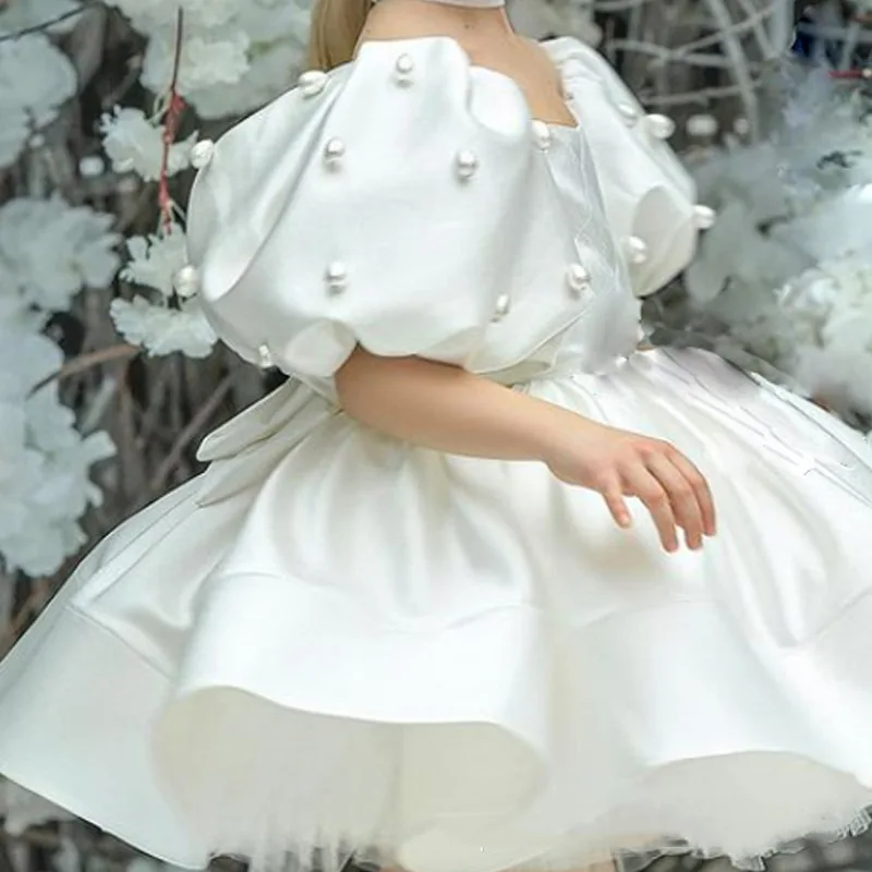 女の子のためのかわいい風船の袖のドレス結婚式のためのふくらんでいる花の形をしたドレス最初の聖体拝領プリンセスパール膝の長さステイン2023