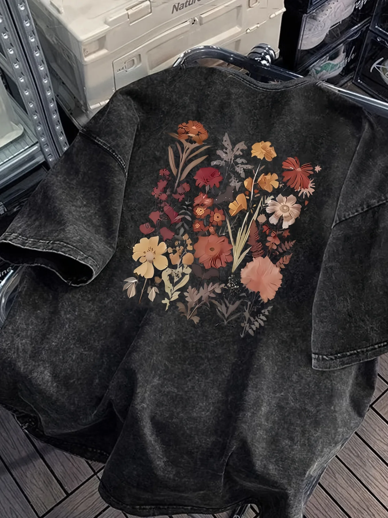 Sommerliches, gewaschenes Herren-T-Shirt aus 100 % Baumwolle mit modischem Blumenmuster-Druck im Street-Fashion-Stil, geeignet für lässige Ausflüge.