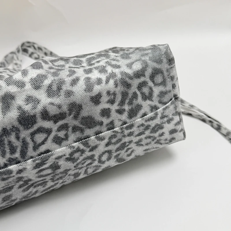 Borsa Tote Casual con Stampa Leopardata, Grande Borsa a Spalla in Tessuto Morbido per Donna, Decorazione con Cordoncino, Borsa a Tracolla alla Moda per Shopping Quotidiano - immagine 4