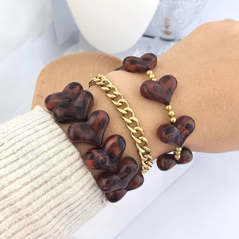 Herz-Leopardenmuster-Armband für Damen, Harz-Edelstahl-Dickkettenarmband, geometrische goldfarbene Perlen, Statement-Kaffee-Trend-Armband