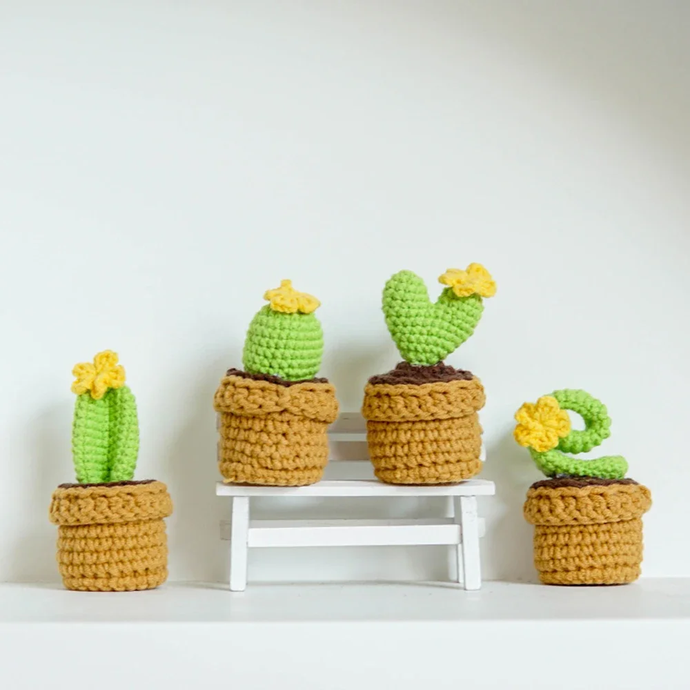 

Hand-knitted LOVE Desktop Green Small Bonsai Warm Potted Yarn Flowers Home Furnishings and Cute Creative Valentine's Day Gifts