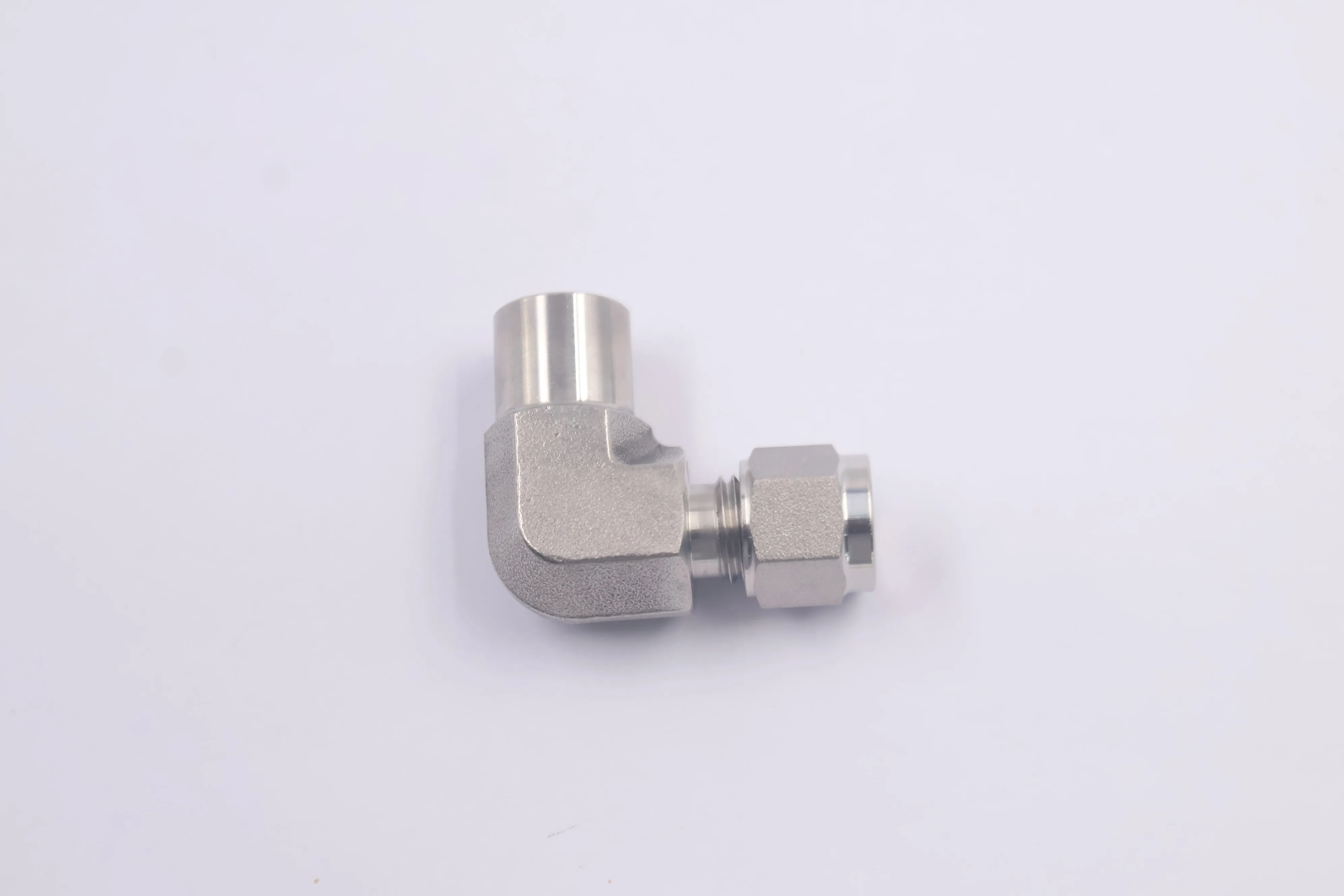 SS-10M0-8-4, Stainless Steel Tube Fitting, Female Elbow, 10 mm Tube OD x 1/4 in. Female NPT, Can Combination with Swagelok