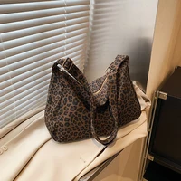 Trendy Casual Soft Textile Women's Shoulder Bag Large Capacity Leopard Print Female Retro Crossbody Bag For Commute Outings 2