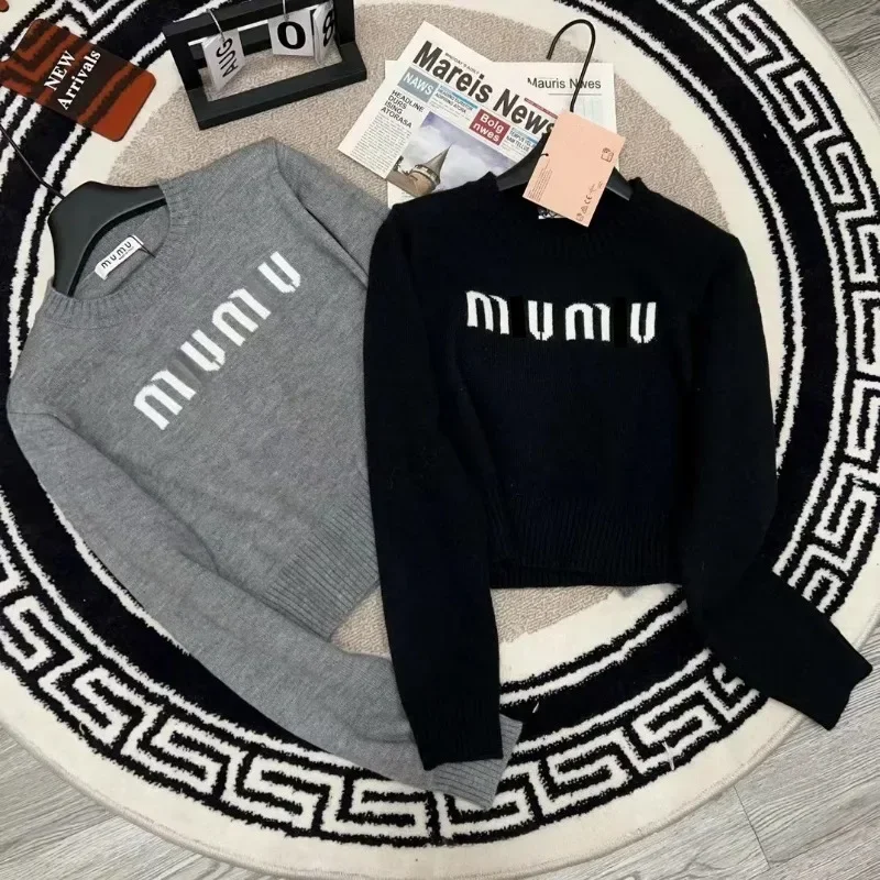 

2024 AAA Autumn New Round Neck Letter Jacquard Elastic Knitted Short Long Sleeve Top for Women MUMU III AAAA