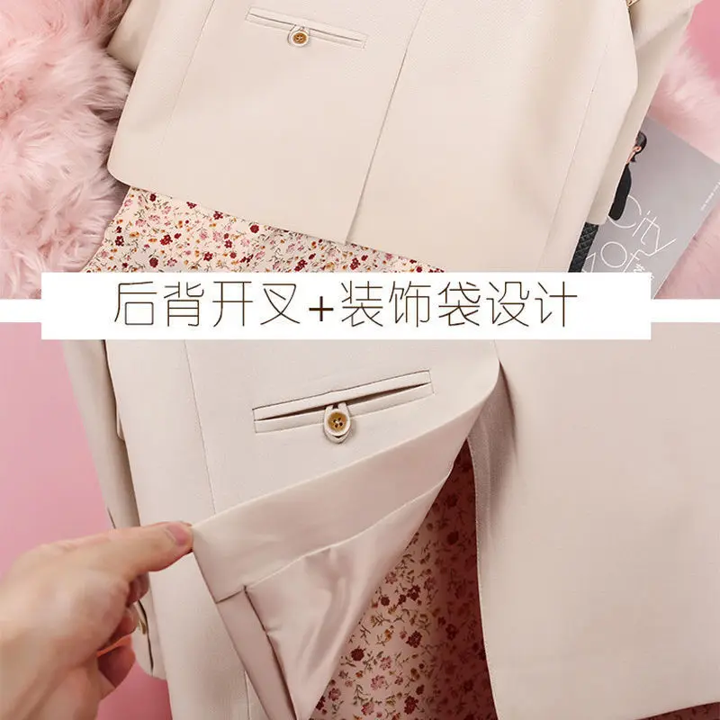 Short small suit jacket female 2023 Spring and autumn net red casual fashion loose double breasted small suit female top