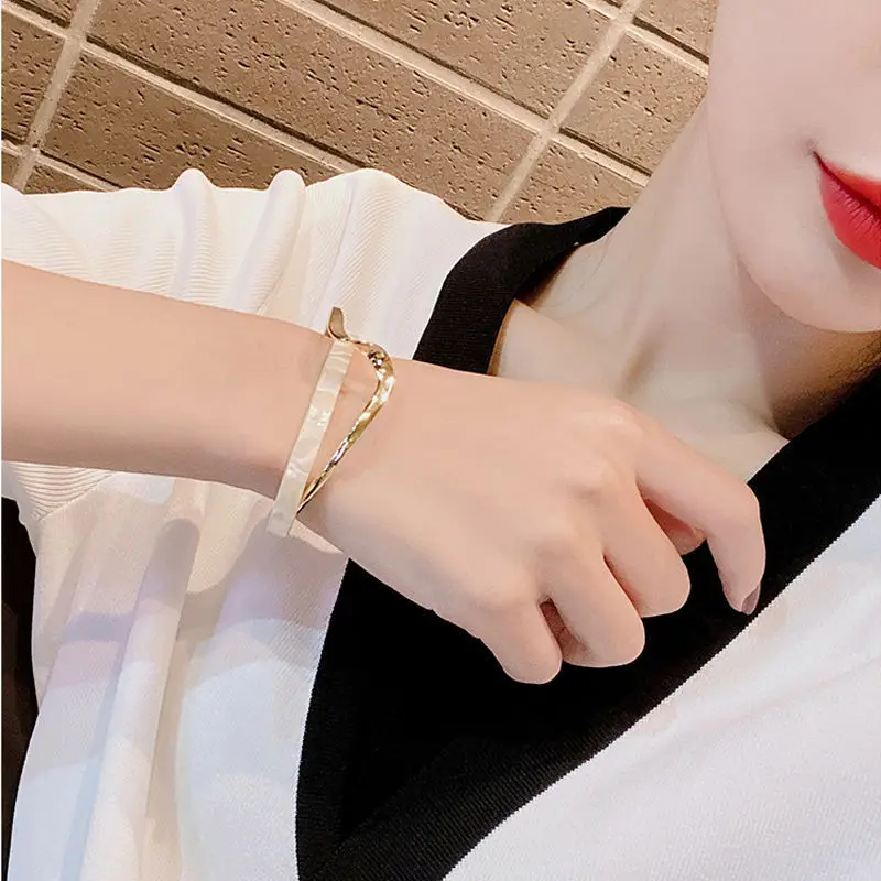 2024 New Korean Curved Metal Bracelet Exquisite Elegant Fashion Simple Bracelet Women's Jewelry 2