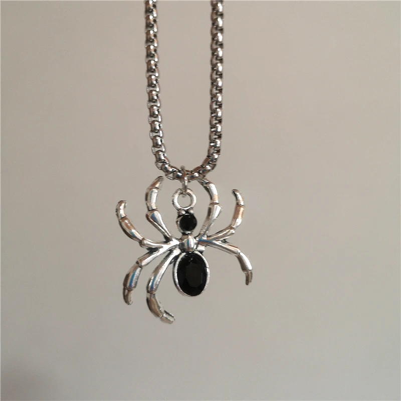 Gothic Fledermauskreuz-Anhänger mit dunklem Dornenherz und schwarzer Perlenkette, personalisierter Y2K-Halloween-Charm, Grunge-Schmuckgeschenk_voghion.com