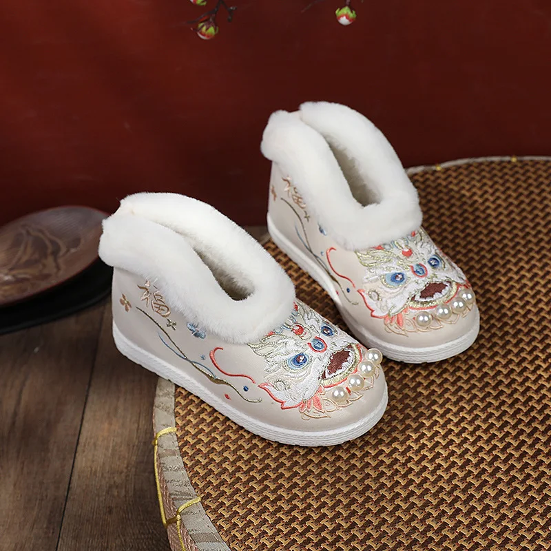 Рисунок 4 - Туфли с вышивкой для девочек