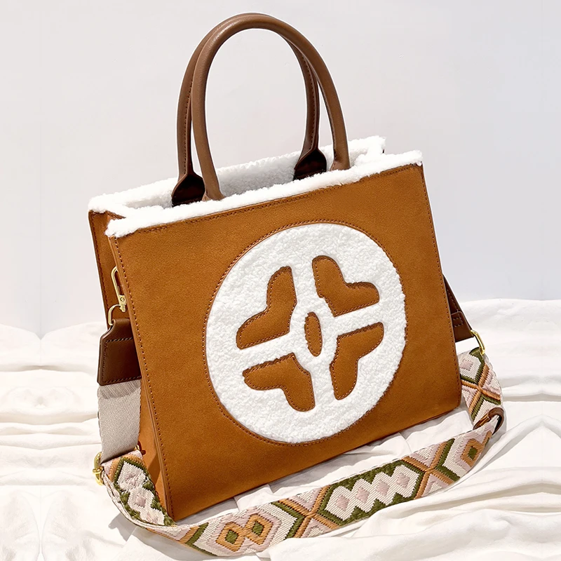 thumbnail image 2 of Bolsos de mano de gamuza sintética estilo inglés para mujer, bolsos de diseño de lujo, carteras, novedad 2023, con flores de felpa y bolsillo interior para el hombro, 2 of 5
