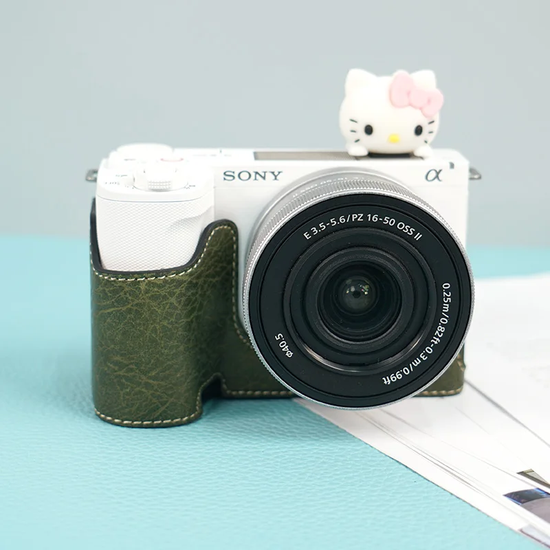MUZIRI KINOKOO ZV-E10 II - Mezza custodia protettiva in pelle PU per fotocamera Sony Alpha ZVE10 II/ZV-E10 II, con fondo apribile e design con impugnatura, Caff, Custodia per fotocamera
