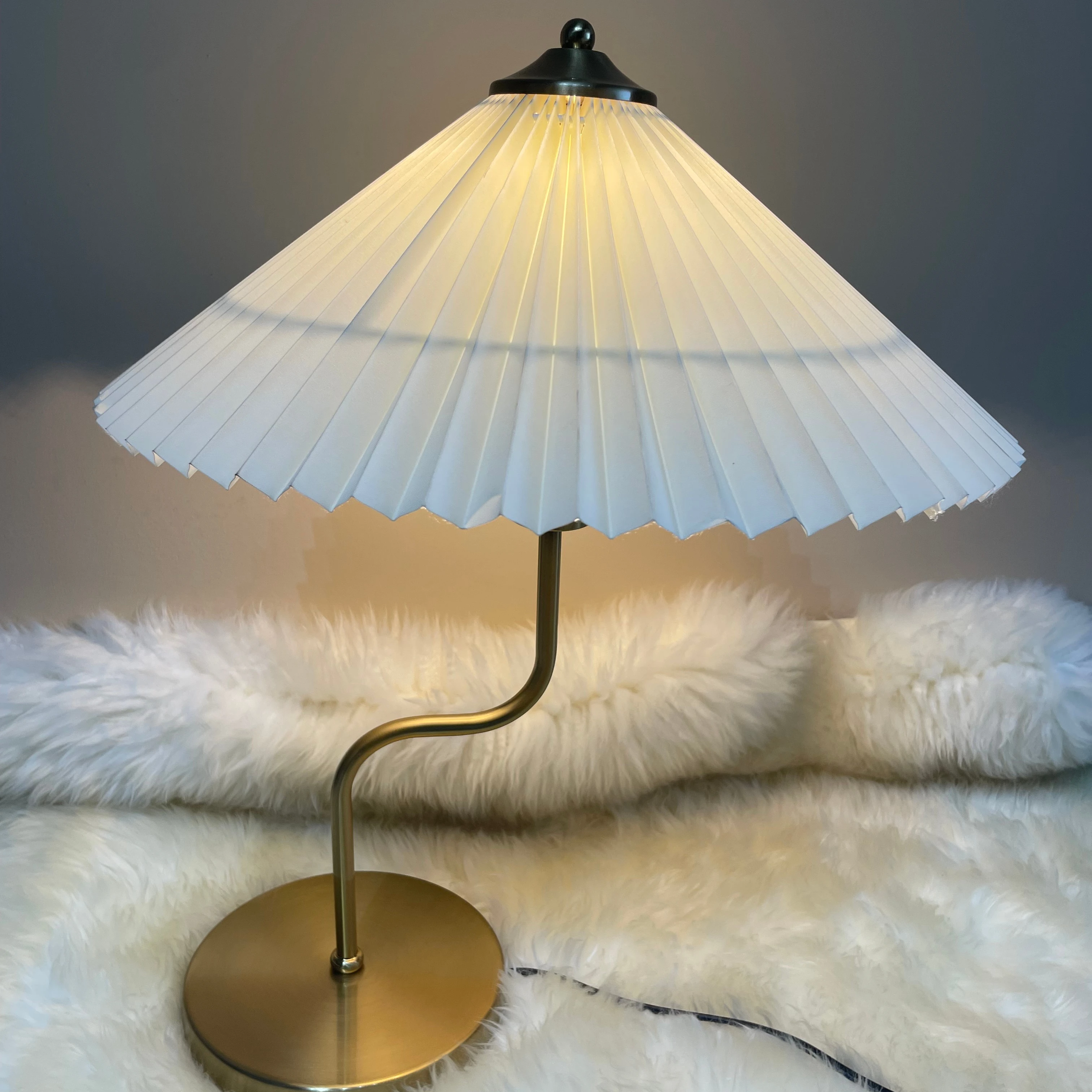 

Creative simple European style retro bedroom bedside lamp metal antique hotel room reading desk table lamp