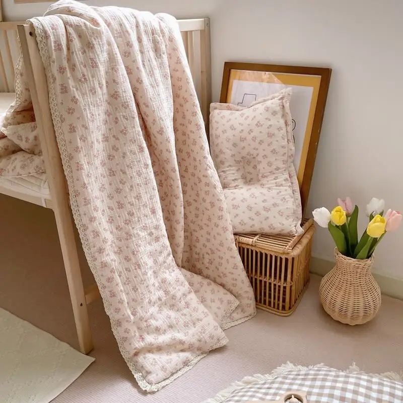 Warm and lightweight baby quilt for all seasons Little girls quilt and pillow set with flowers 120x150cm