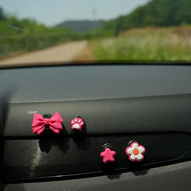 귀여운 만화 캐릭터 디자인과 실용적인 기능을 갖춘 WINGTKP 자동차 장식 후크