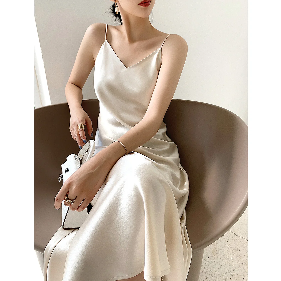 

Hepburn style French minority suspender dress women's summer V-neck with 2023 new acetate satin first love dress