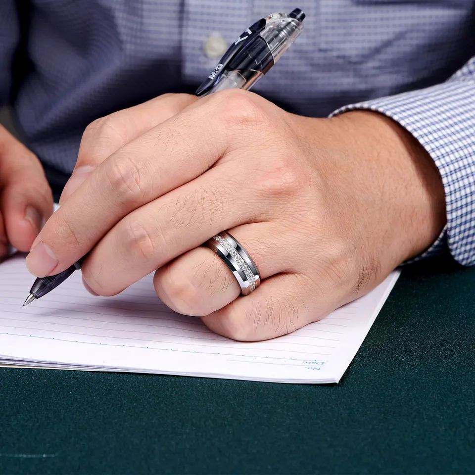 Anello Carburo Di Tungsteno Legno Anello Matrimonio Uomo In Tungsteno E Legno Oliva - Larghezza 8 Mm, Nero, Finitura Brushed, Marca ATOP Anello - Foto 2