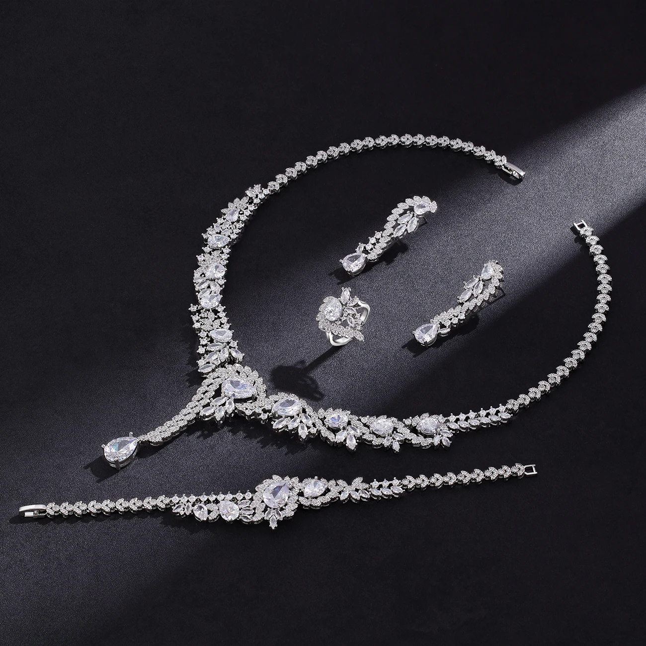 

2024 New Exquisite Four Piece Bridal Wedding Jewelry Set with Shiny Zirconia Necklace and Earrings Party Accessories