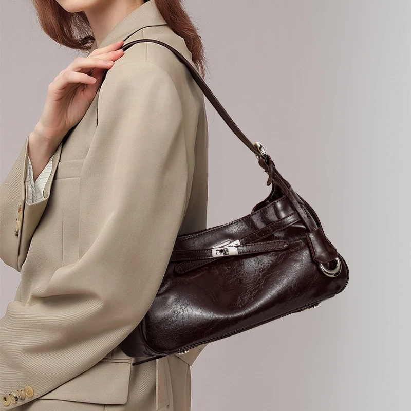 Aidrani Damen-Schultertasche aus echtem Rindsleder mit Anhänger, geräumige Crossbody-Reisetasche im Hobo-Stil