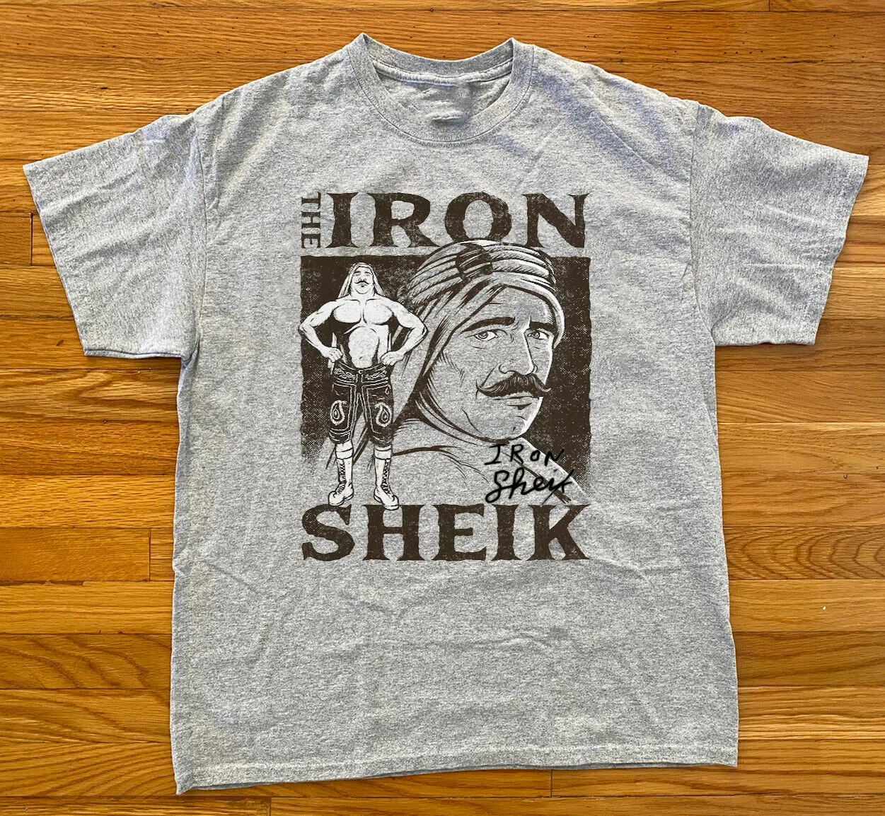 Подпись The Iron Sheik 1942 2023 рубашка спортивная серая унисекс брикет HB354