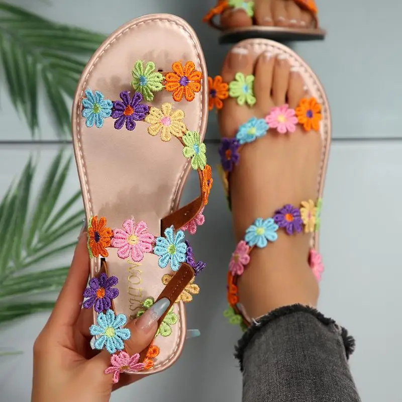 Böhmische bestickte Blumen-Designer-Sandalen für Damen – Sommer 2026 – Farbenfrohe, leichte Sandalen mit flachem Absatz – Elegante Strandschuhe für Damen – Detail 10