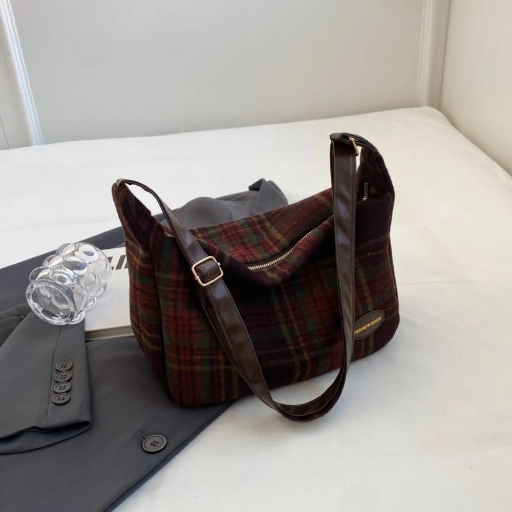 Trendige Fleece-Umhängetasche im koreanischen Stil mit Karomuster, große Kapazität, Reißverschluss-Schultertaschen für den täglichen Gebrauch. – Detail 15
