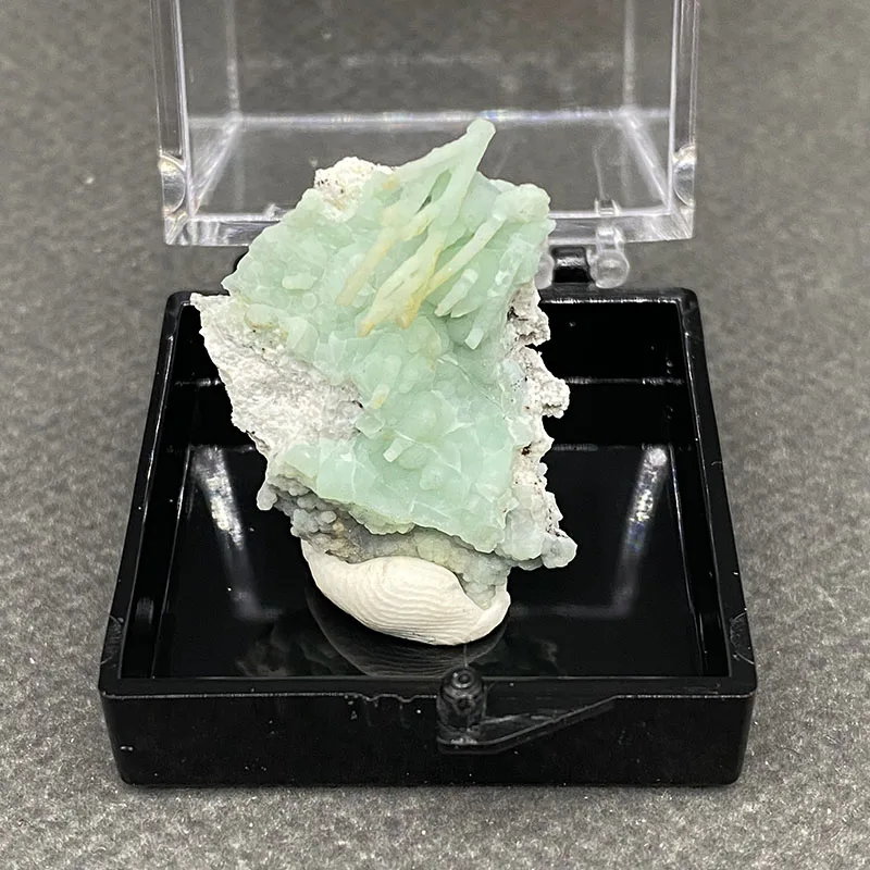 100%  Natural gibbsite （Ultraviolet fluorescence effect green）Mineral Specimens Stones and Crystals Healing Crystal