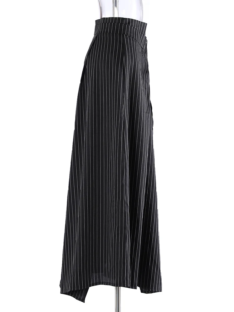 [EAM] High Waist Gray Striped Irregular Pleated Elegant A-line Half-body Skirt Women Fashion Tide New Spring Autumn 2026 1DJ7864