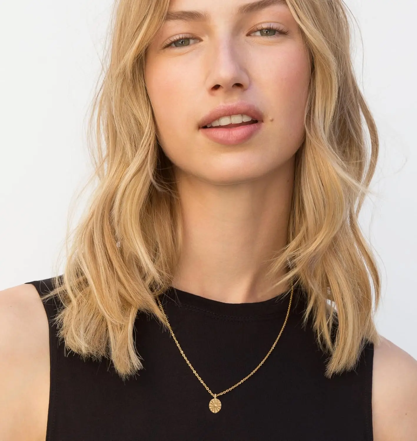 Women's stainless steel oval Sun necklace fashion trend niche everything with light luxury clavicle chain pendant jewelry