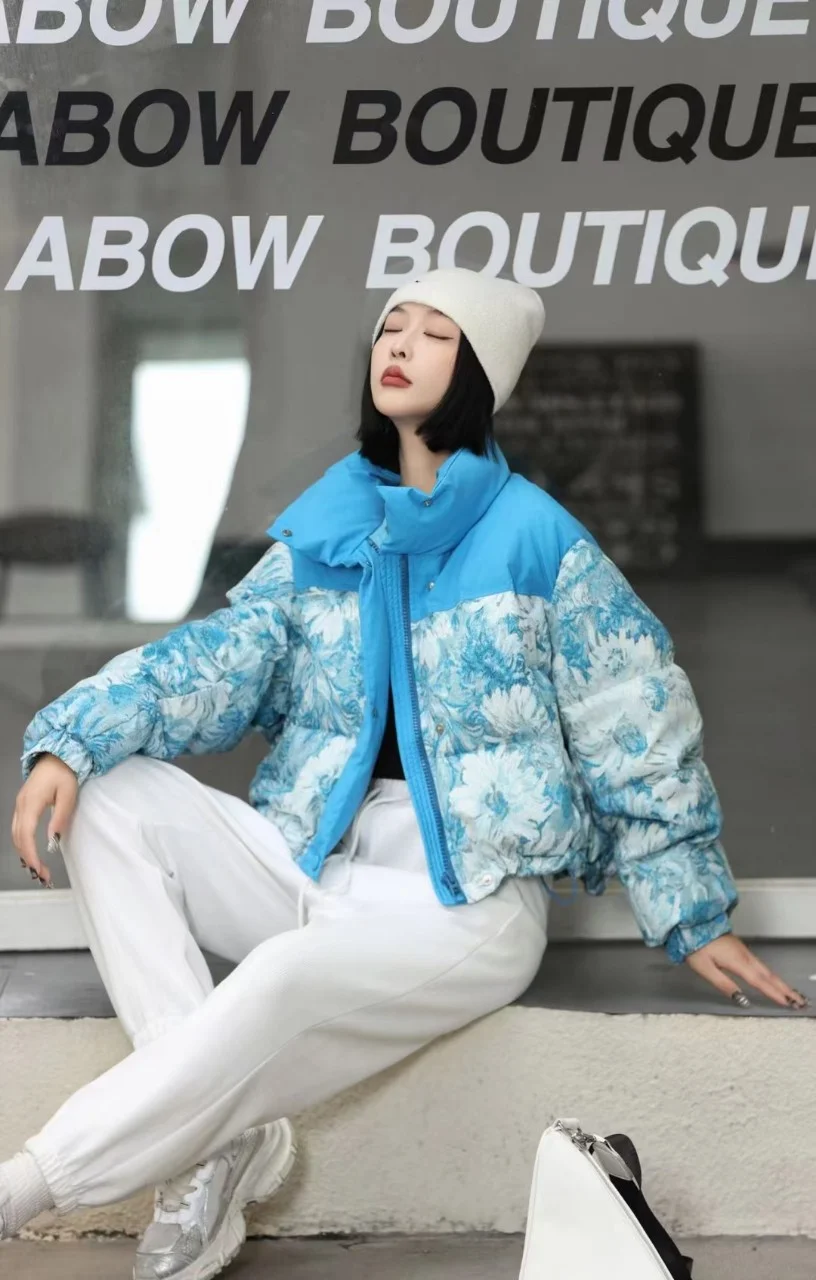 thumbnail image 1 of Chaquetas de invierno para mujer 2024, gruesas, cálidas, cortas, con cuello alto, 90 % plumón de pato blanco, chaqueta holgada con estampado retro para mujer, 1 of 5