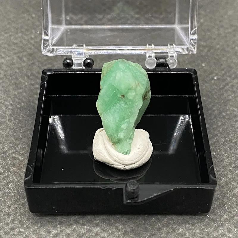 100%  Natural Emerald Mineral Specimens Stones and Crystals Healing Crystal   +Box size:35*35*35 mm