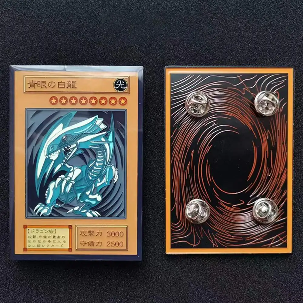 

Аниме официальная металлическая брошь в виде игральной карты с голубыми глазами и белым драконом значок с карточкой Сделай Сам мультяшная светящаяся булавка искусственные игрушки подарок