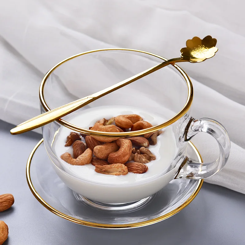 https://ae01.alicdn.com/kf/Seef2d929080b4edba3576e6348d800b6w/Ins-tazas-de-vidrio-con-plato-para-leche-y-caf-taza-de-vidrio-transparente-para-el.jpg