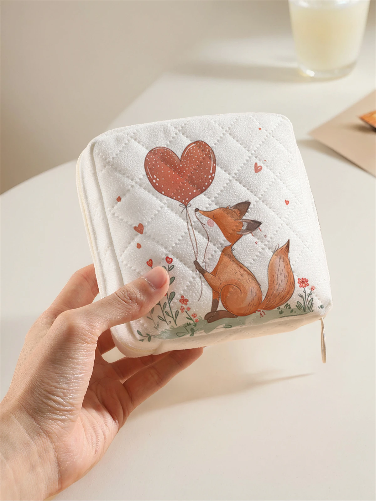1 portable sanitary napkin storage bag, made of seaweed turtle pattern and diamond mesh material, lightweight women's tissue bag
