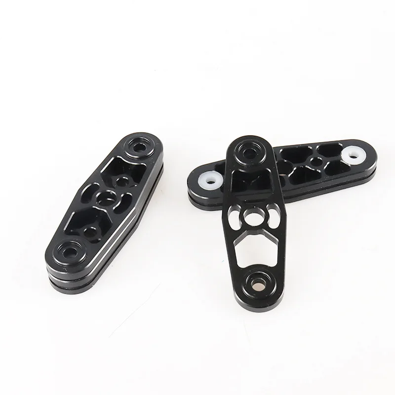 Installation des clips d'hélice en alliage d'aluminium pour drone agricole DJI MG-1 M600 sur le bras du drone.