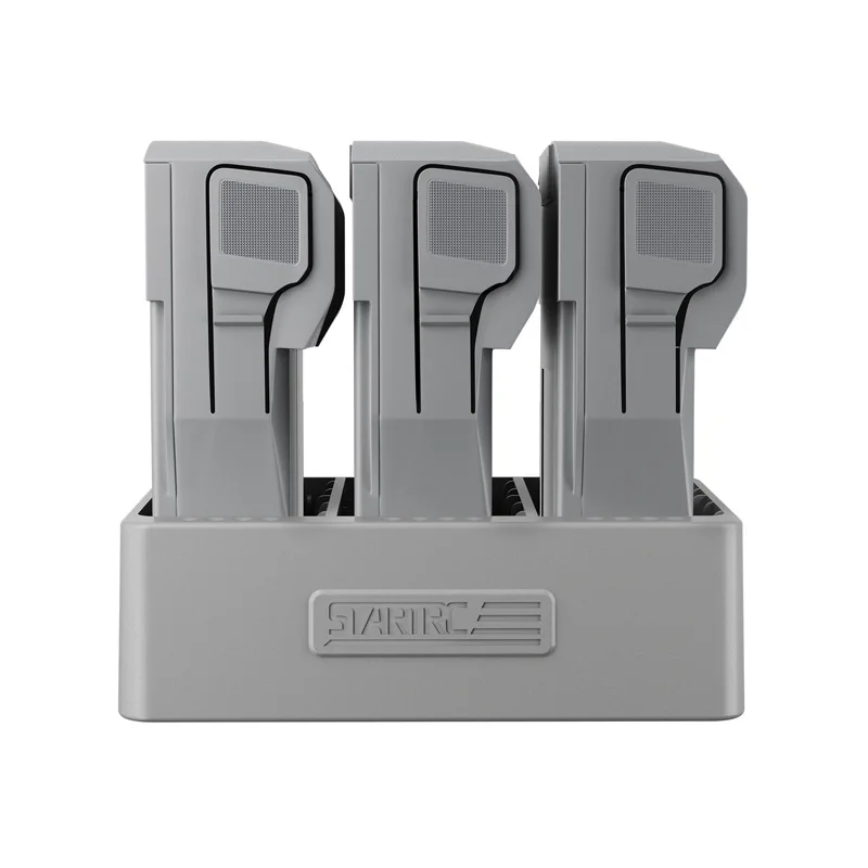 Hub de charge 3 en 1 pour DJI Mini 3 Pro et Mini 3 connecté à une batterie, avec câble USB-C visible.