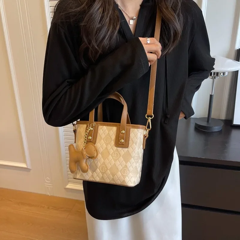 Niche Color Matching Diamond Quilted Handbag Female 2024 New Simple Fashion Bucket Casual All-Match Messenger Bag