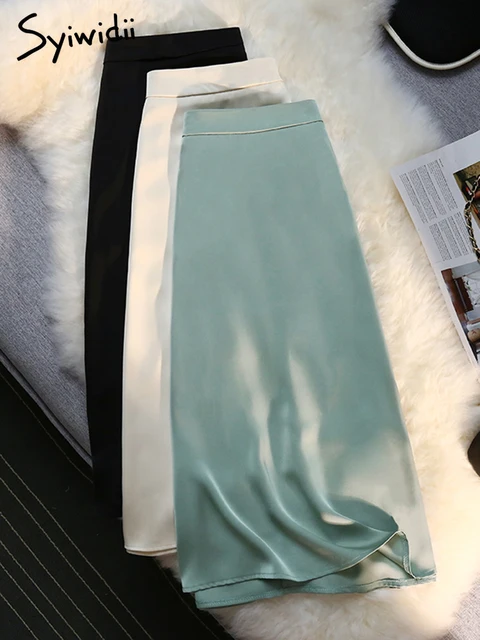 Saia Midi de Cetim de Seda Preta Elegante e Versátil