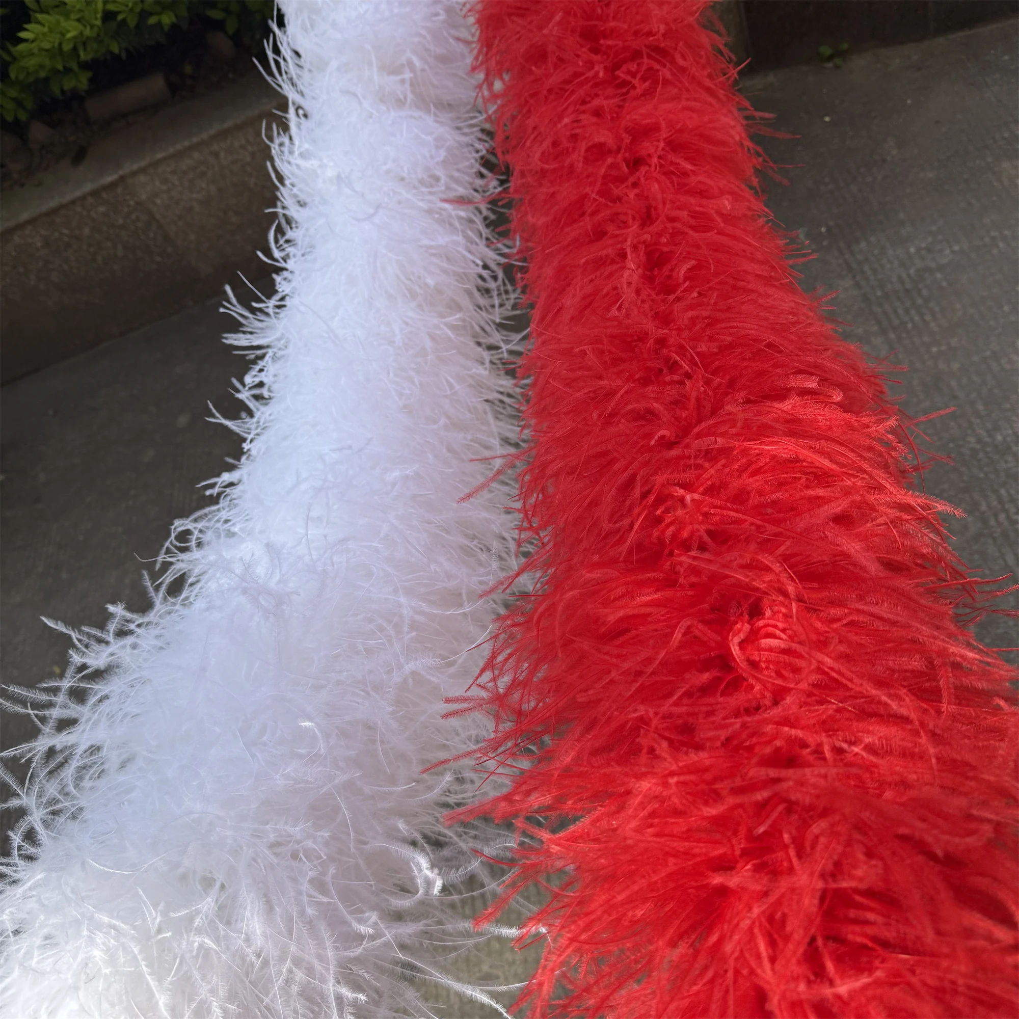 2/6/10/20/40 プライ赤ダチョウの羽ボア 2 メートルふわふわフェザー
